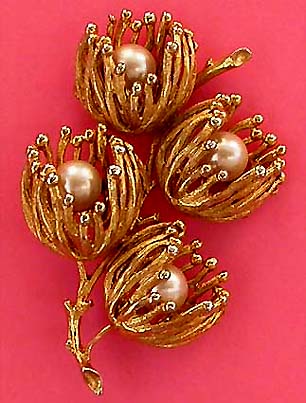 a beautiful vintage costume jewelry brooch unsigned