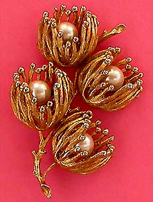 a beautiful vintage costume jewelry Brooch unsigned