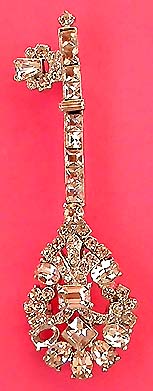 a beautiful vintage costume jewelry brooch unsigned