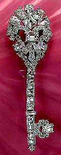 a beautiful vintage costume jewelry Brooch unsigned