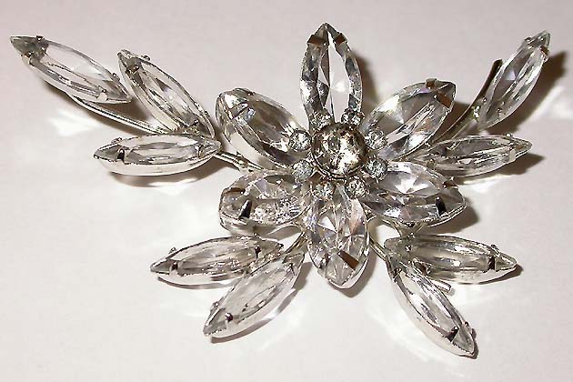 a beautiful vintage costume jewelry brooch unsigned
