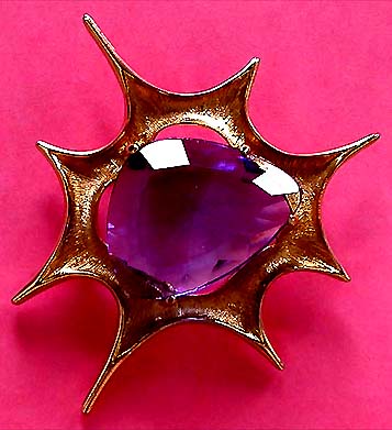 a beautiful vintage costume jewelry brooch unsigned