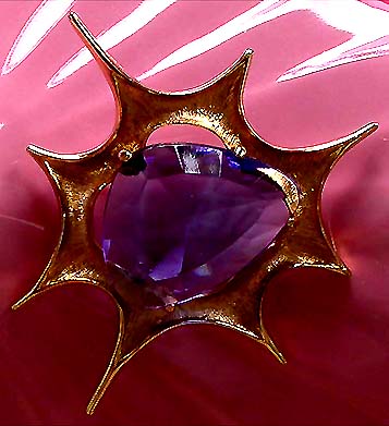 a beautiful vintage costume jewelry brooch unsigned