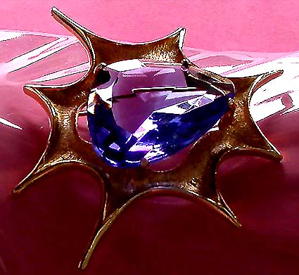 a beautiful vintage costume jewelry brooch unsigned