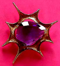 a beautiful vintage costume jewelry Brooch unsigned