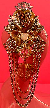 a beautiful vintage costume jewelry Brooch unsigned