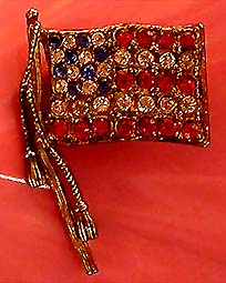 a beautiful vintage costume jewelry Brooch unsigned