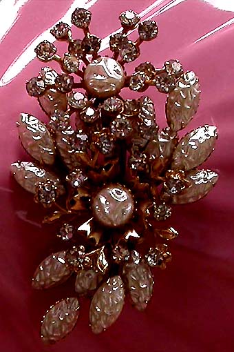 a beautiful vintage costume jewelry brooch unsigned