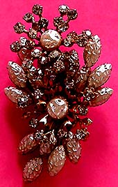 a beautiful vintage costume jewelry Brooch unsigned