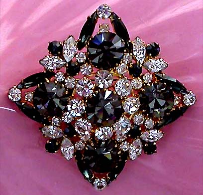 a beautiful vintage costume jewelry brooch unsigned