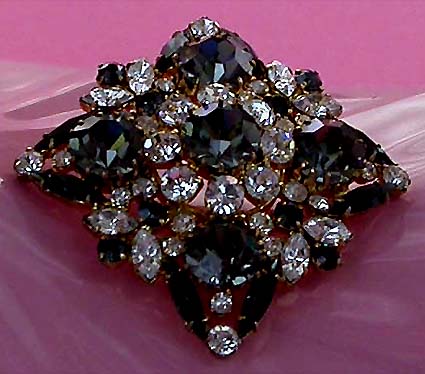 a beautiful vintage costume jewelry brooch unsigned