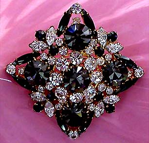 a beautiful vintage costume jewelry Brooch unsigned