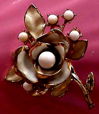 a beautiful vintage costume jewelry brooch unsigned