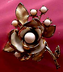 a beautiful vintage costume jewelry Brooch unsigned