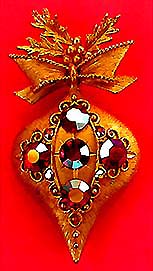 a beautiful vintage costume jewelry Brooch unsigned
