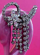 a beautiful vintage costume jewelry Brooch unsigned