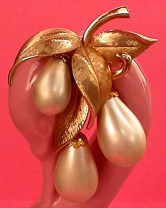 a beautiful vintage costume jewelry brooch unsigned
