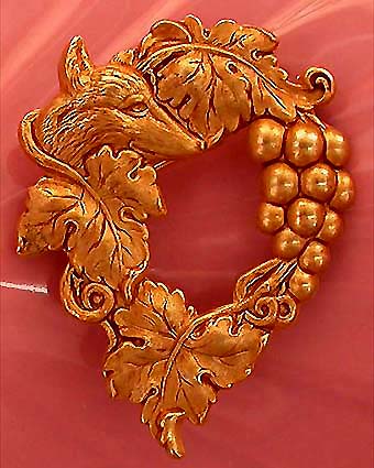 a beautiful vintage costume jewelry brooch unsigned