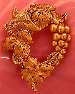 a beautiful vintage costume jewelry Brooch unsigned