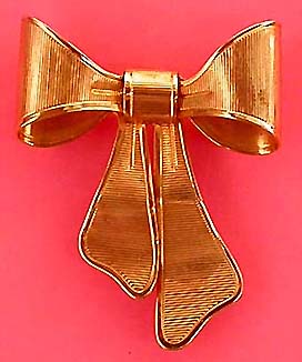 a beautiful vintage costume jewelry brooch unsigned