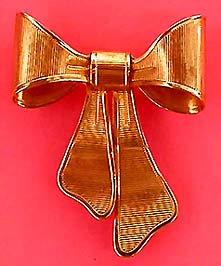 a beautiful vintage costume jewelry Brooch unsigned