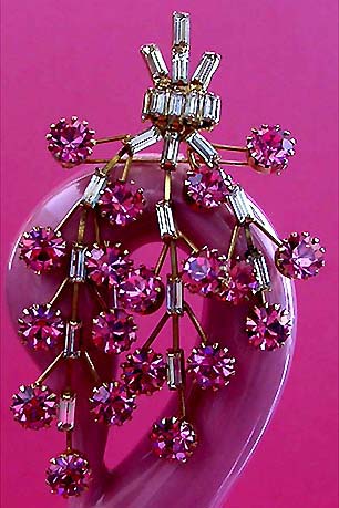 a beautiful vintage costume jewelry brooch unsigned