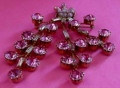 a beautiful vintage costume jewelry brooch unsigned