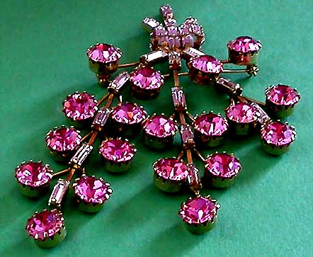 a beautiful vintage costume jewelry brooch unsigned