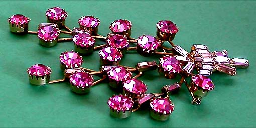 a beautiful vintage costume jewelry brooch unsigned