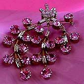 a beautiful vintage costume jewelry Brooch unsigned