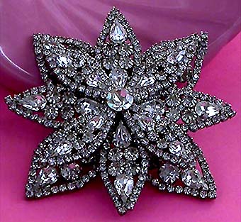 a beautiful vintage costume jewelry brooch unsigned