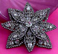 a beautiful vintage costume jewelry Brooch unsigned
