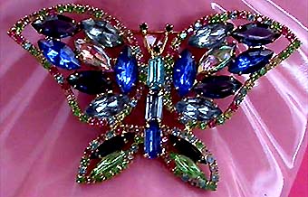 a beautiful vintage costume jewelry brooch unsigned