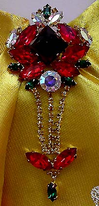 a beautiful vintage costume jewelry brooch unsigned