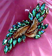 a beautiful vintage costume jewelry brooch unsigned