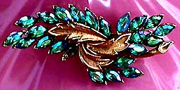 a beautiful vintage costume jewelry Brooch unsigned