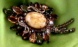 a beautiful vintage costume jewelry brooch unsigned