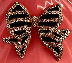 a beautiful vintage costume jewelry brooch unsigned