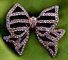 a beautiful vintage costume jewelry brooch unsigned