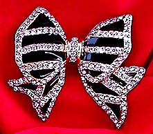 a beautiful vintage costume jewelry brooch unsigned