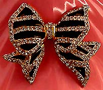 a beautiful vintage costume jewelry Brooch unsigned