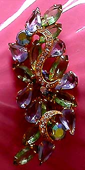 a beautiful vintage costume jewelry brooch unsigned