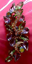 a beautiful vintage costume jewelry Brooch unsigned