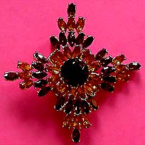 a beautiful vintage costume jewelry Brooch unsigned
