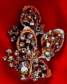 a beautiful vintage costume jewelry brooch unsigned
