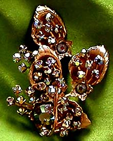 a beautiful vintage costume jewelry brooch unsigned
