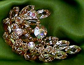 a beautiful vintage costume jewelry brooch unsigned