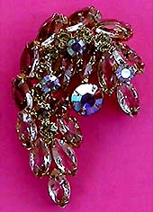 a beautiful vintage costume jewelry Brooch unsigned