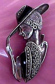 a beautiful vintage costume jewelry brooch unsigned