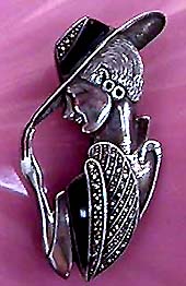 a beautiful vintage costume jewelry Brooch unsigned